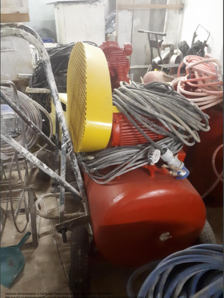  01 (dois) compressores de ar, pressão de 06 BAR, PMTA 10 BAR, volume de 250 litros, sem número de série aparente, funcionamento não testado, AVALIADOS em R$ 8.000,00 (oito mil reais).